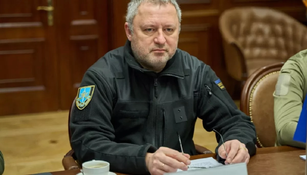 Нардепу Дмитруку могли допомогти виїхати за кордон службові особи, — Костін